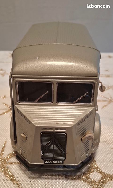Fourgon CITROËN type HY de 1962 couleur gris avec une échelle de 1/43 conçu par NOREV sur