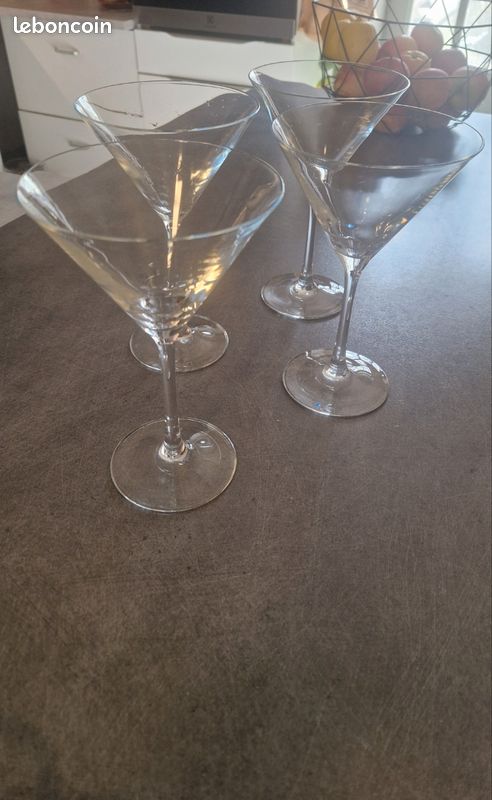 Lot de 4 verres à Martini, état neuf (image 1)