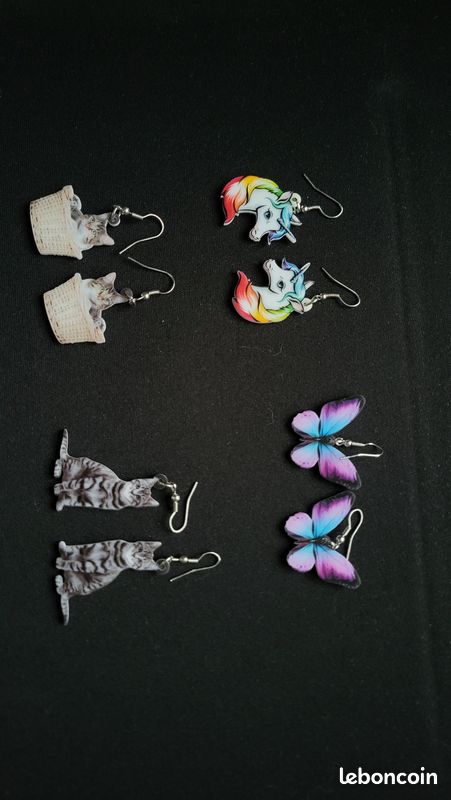 Boucles d'oreilles plastique chat / licorne (image 1)