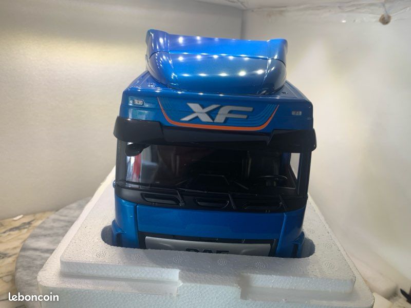 DAF XF SPACE cab bleue 2018 Premium classicXXS 1/18 (image 2)