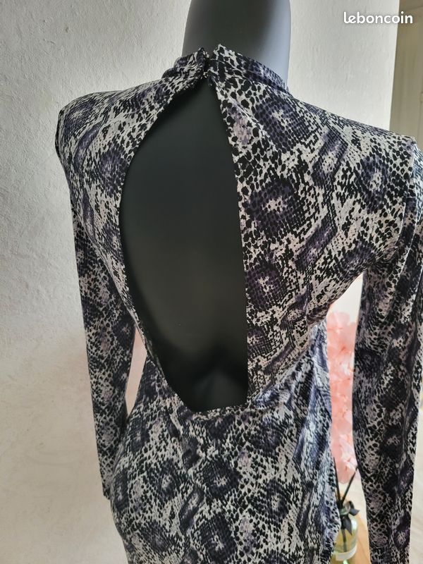 Taille 44 robe moulante imprimé python manches longues dos nu