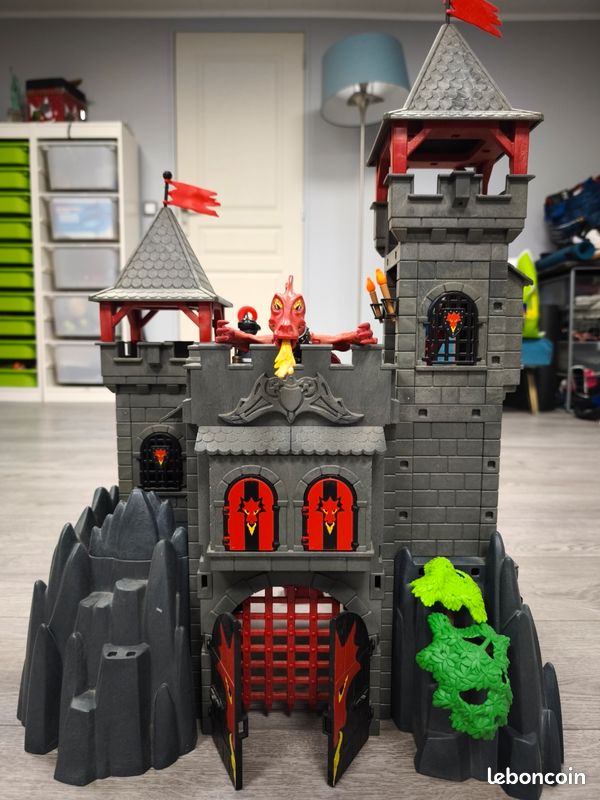 Lot de 2 chateaux playmobil avec nonbreux personnages et accessoiress