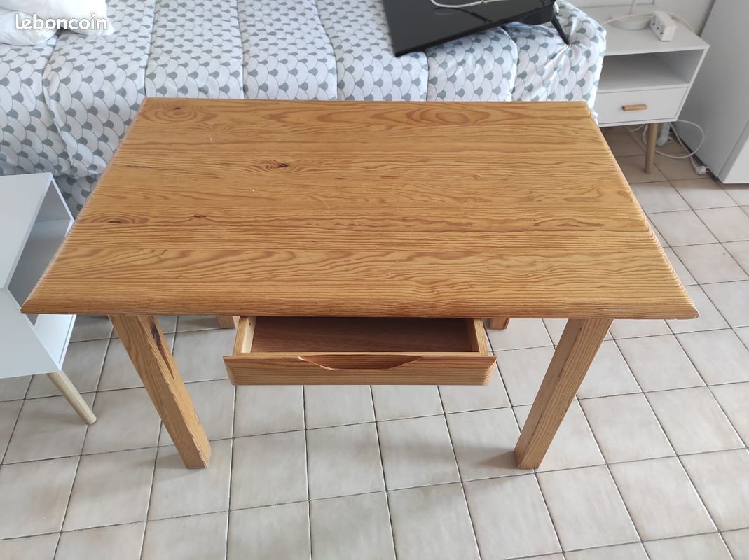 Table en pin (image 1)