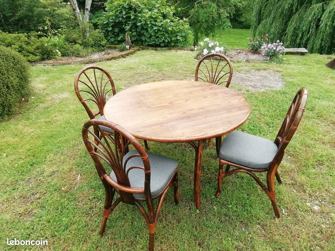 Table et chaises en rotin (image 1)