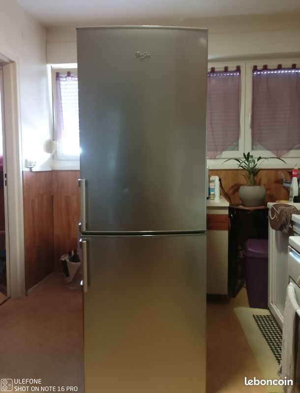 Réfrigérateur congélateur Whirlpool . (Juste le Frigo ne fait pas de froid) (image 3)