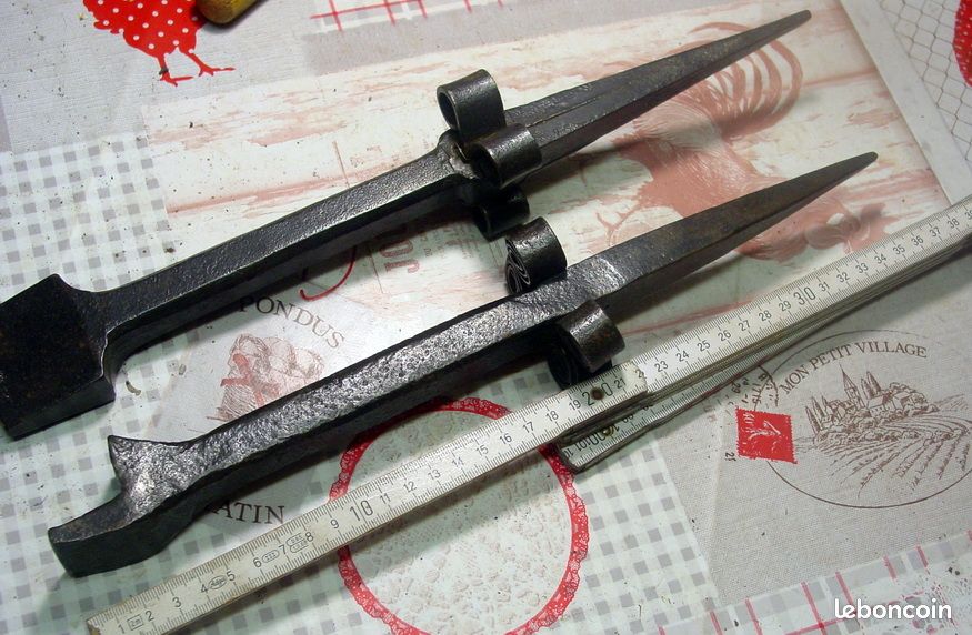 Lot de 2 x Ancienne belle enclumette enclumes de faux faucheur outils en acier forgé (image 1)