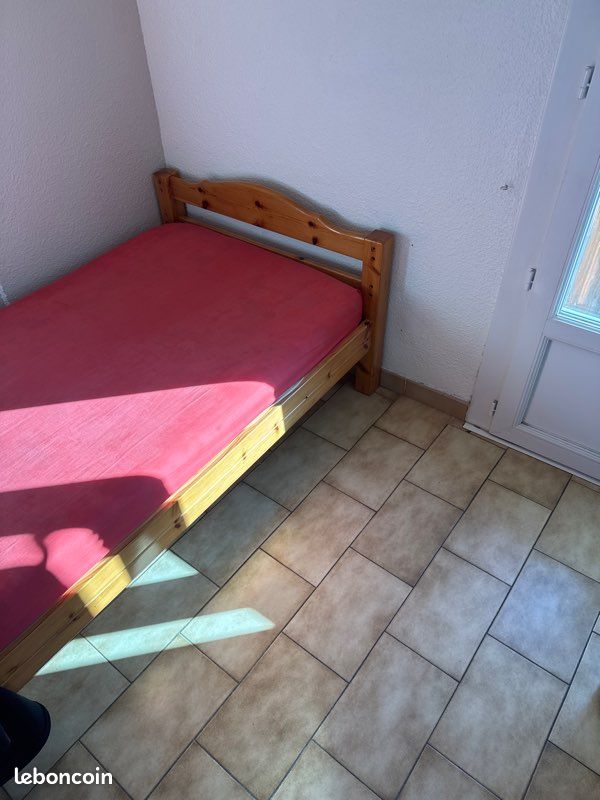 Lit en bois (image 1)