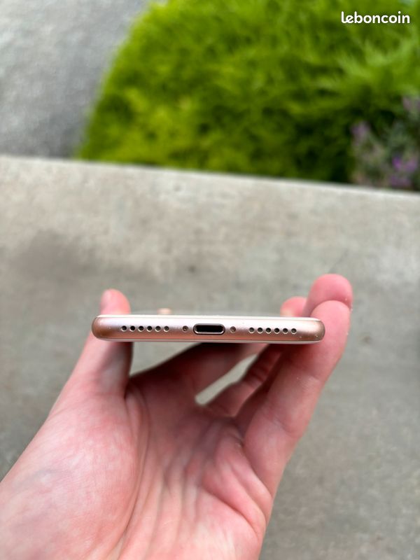 IPhone 8 rose doré (image 6)