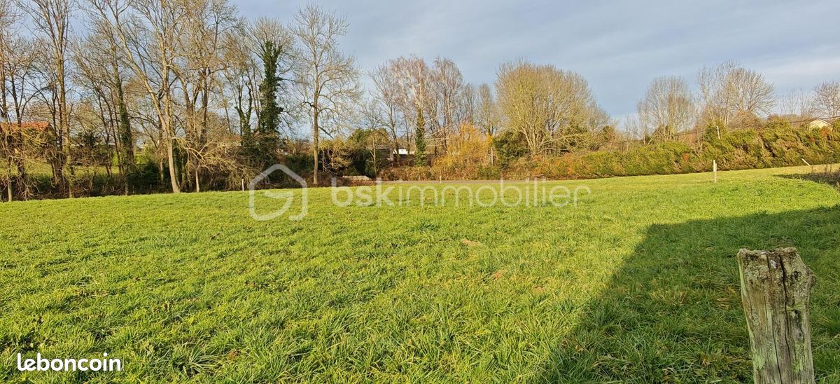 Terrain 2 576 m² Saubole · 60 000 €