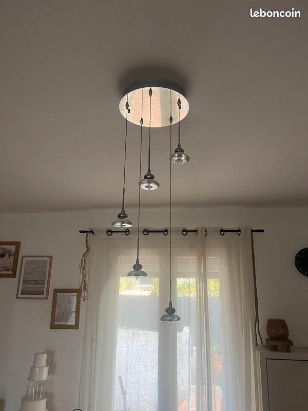 Lustre moderne en cascade argentée (image 1)