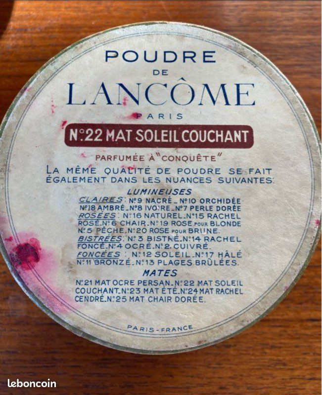 Boîte à Poudre Lancôme D'occasion En Très Bon état, Dimensions 4x8x8 Cm, Couleur Noir En Plastique