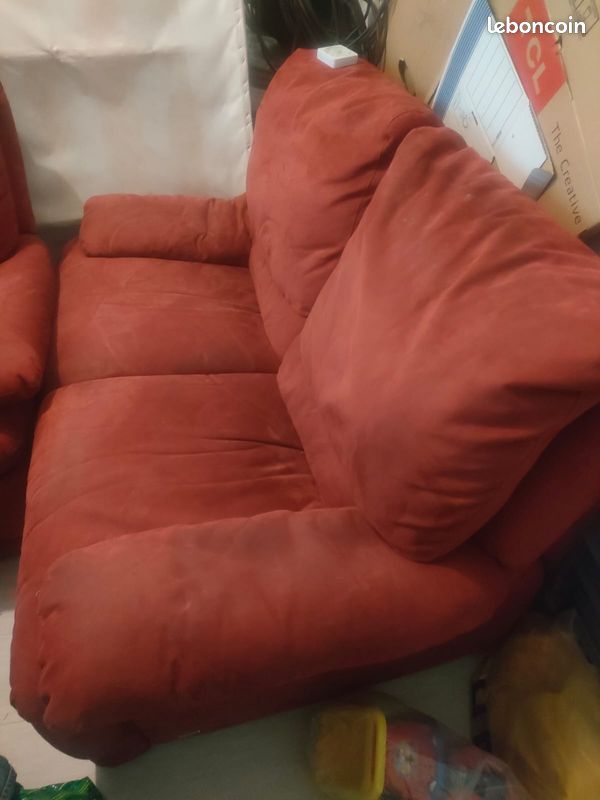Fauteuil en velours rouge bordeaux avec le poussoir pour surélevé les pieds (image 4)