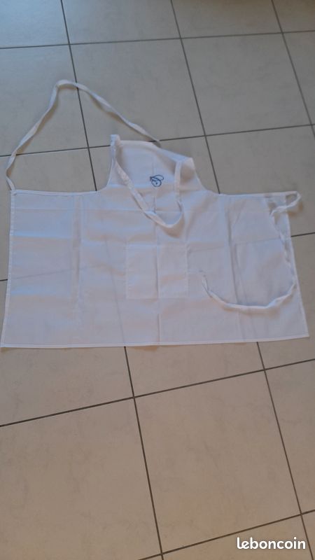 Tablier bavette de cuisinier en coton toile blanche avec un monogramme lettre ( C ) brodé neuf (image 5)