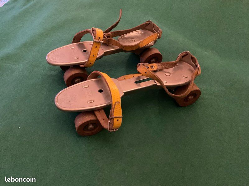 Patins à roulettes rétro en métal avec sangles en cuir