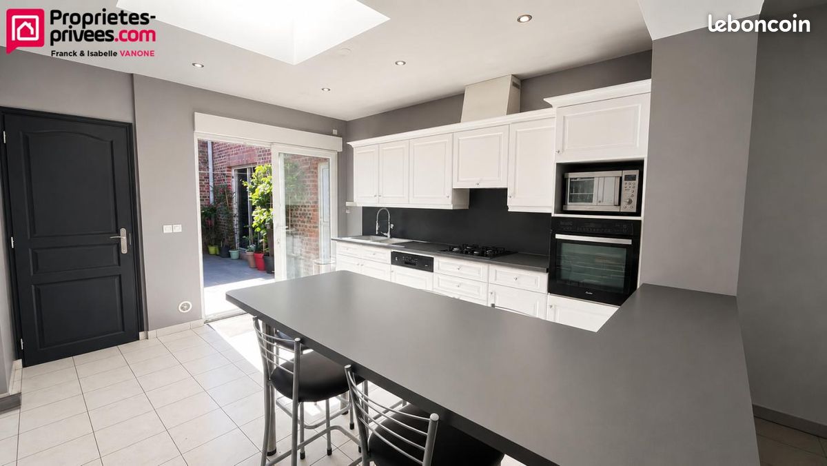 Maison 9 pièces 220 m² · à Pérenchies · 220 m² · 293 000 €