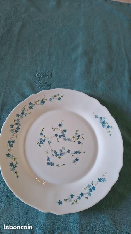 Plat Rond Arcopal Veronica décor de Myosotis