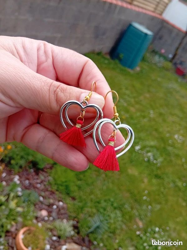 Boucles d'oreilles pompon et coeur (image 3)