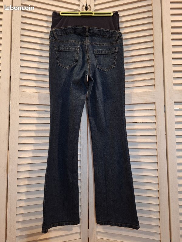 Jean Maternité bootcut bleu foncé T40
Faux bouton et élastiques de réglage de chaque côté (image 2)
