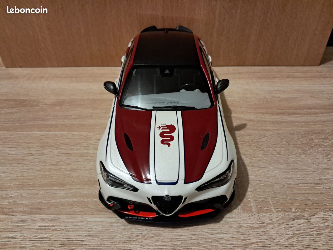 Alfa Romeo Giulia GTA-M 2023 - Miniature 1:18 Solido, Blanche Et Rouge, Portières Ouvrantes