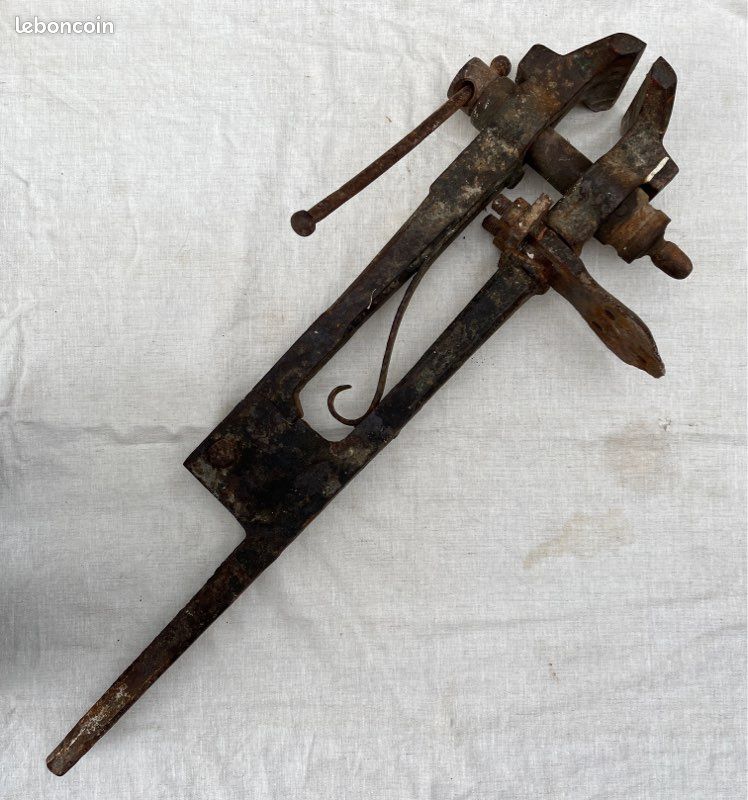 Étau ancien (image 1)