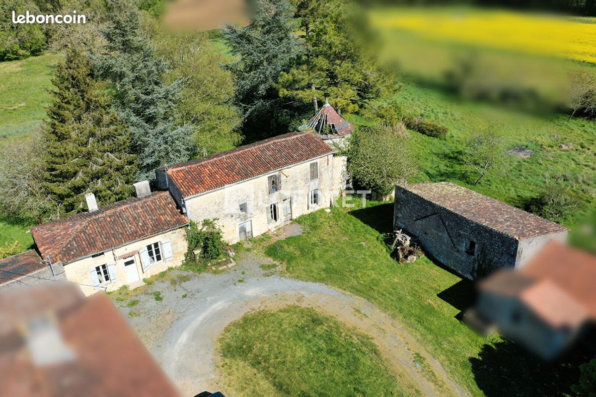 Maison 241 m² · à Le Douhet · 241 m² · 150 000 €