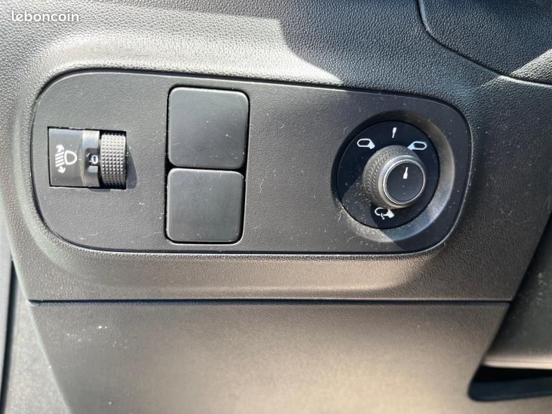 Citroen C3 1.2 PureTech 83ch S&S Feel Business (image 23)