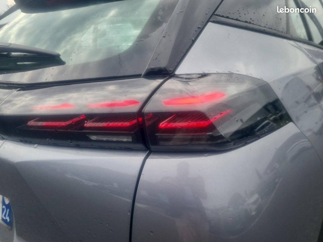 Peugeot 2008 Hybrid 136 e-DCS6 - Style (image 17)