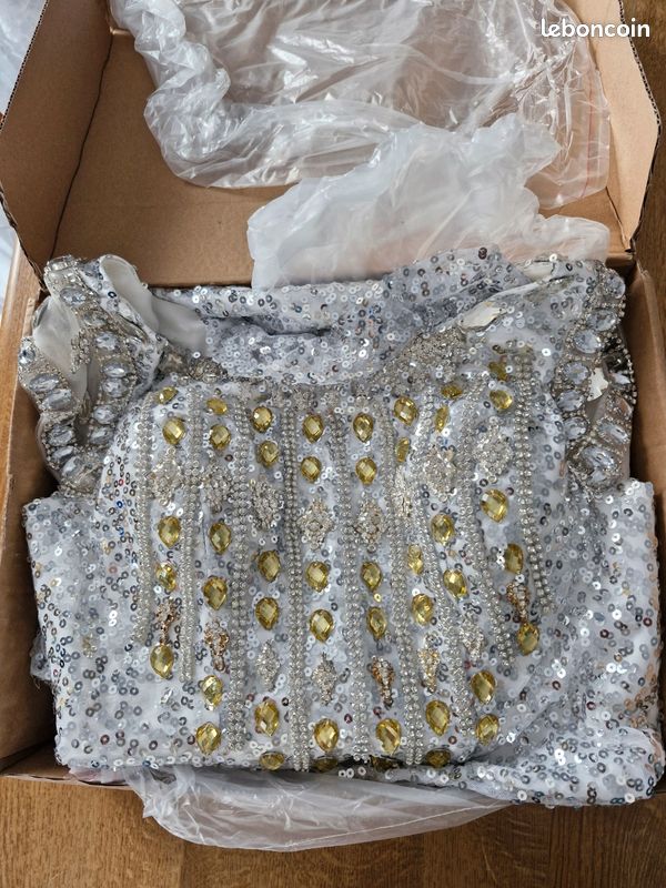 Magnifique robe de soirée pailletée argent avec des strass taille 38 neuf jamais porté dans son emballage d'origine (image 1)