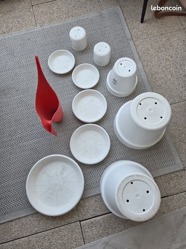 Pots de fleurs + coupelle + arrosoir (image 1)