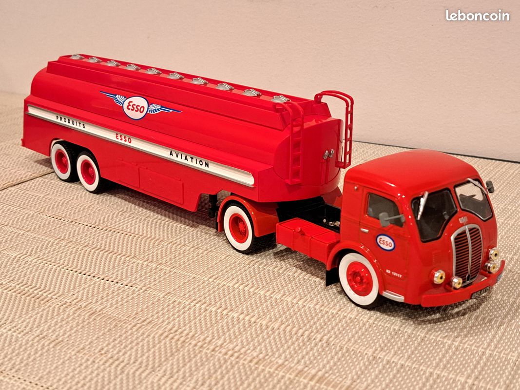 Photo d'un ancien camion-citerne rouge Ford modèle 51 V8 1936. Vue