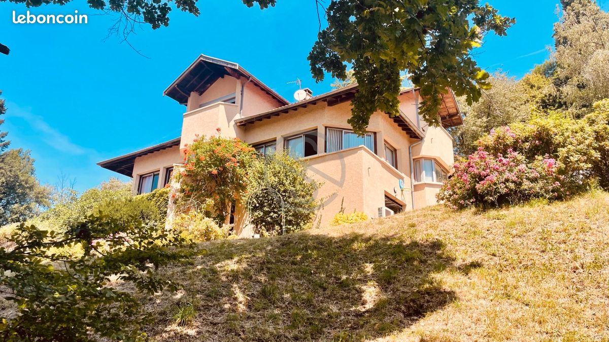 Maison 12 pièces 279 m² · à La Côte-Saint-André · 279 m² · 489 000 €