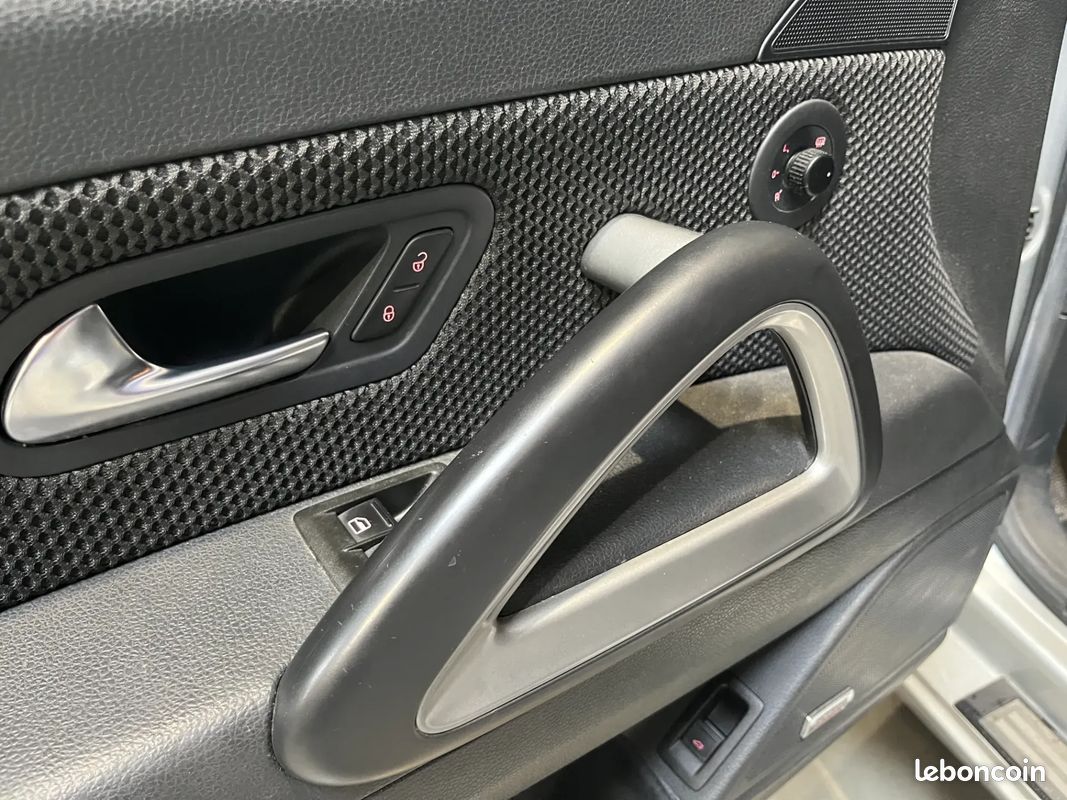 VOLKSWAGEN Scirocco 1.4 TSI 160ch Sportline - 2009 - DYNAUDIO - Projecteur Bi-Xenon (image 24)
