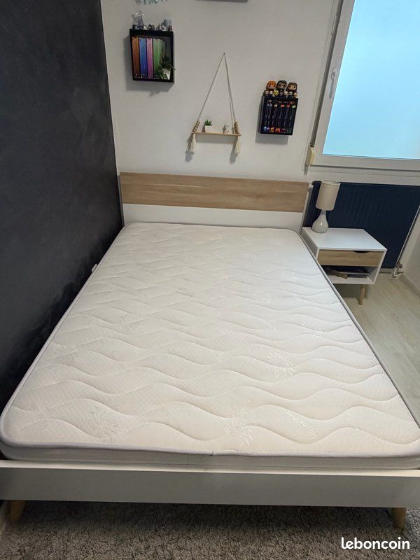 Lit 2 place avec matelas et table de chevet (image 1)
