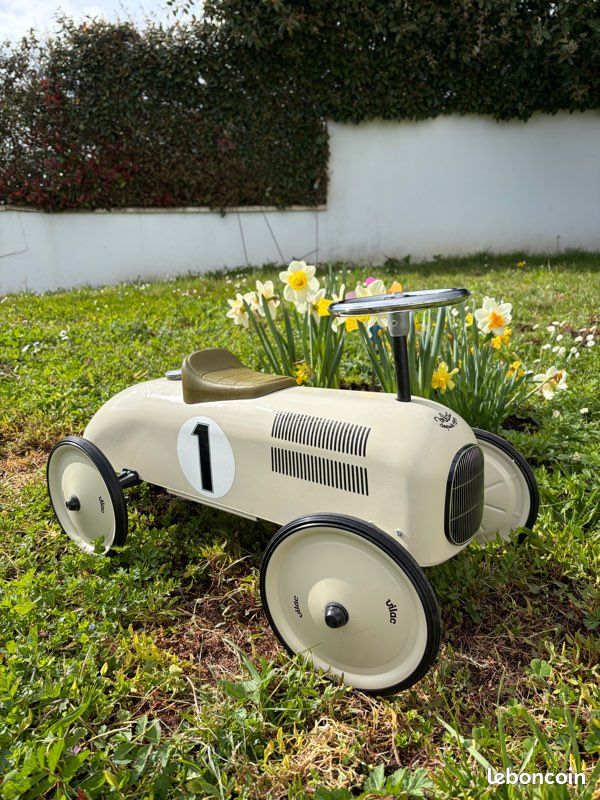 Autres jeux d'éveil Vilac Grande voiture vintage en métal à pédales