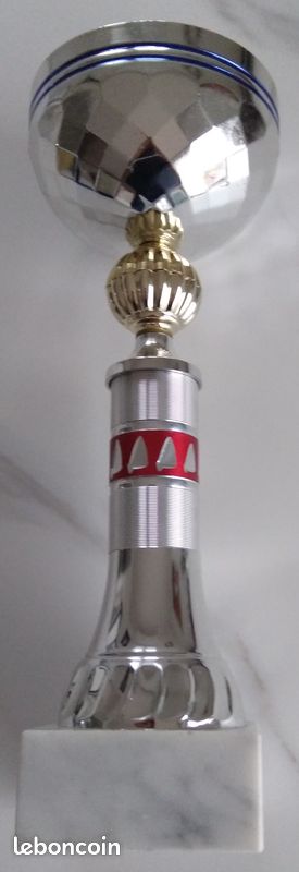 Lot 4 trophées collector (image 1)