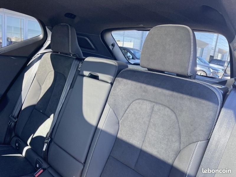 Volvo EX40 Single Extended Range 252ch Black Edition (image 10)