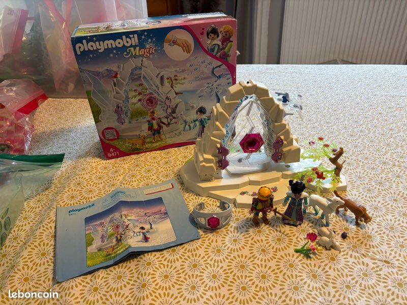 Playmobil Magic 9471 "Frontière Cristal du Monde de l'Hiver", un magnifique univers féérique parfait pour stimuler l'imagination des enfants. La porte du cristal lumineux relie les mondes du printemp (image 1)