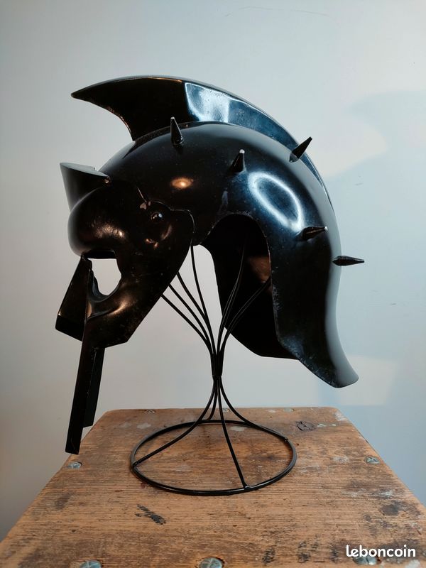 Gladiateur . Casque noir à pointes (image 4)