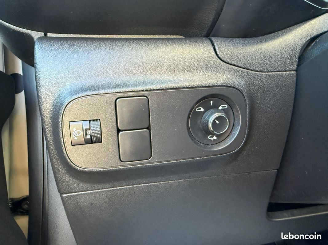 CITROEN C3 PureTech 110 SS BVM6 Shine Pack (image 23)