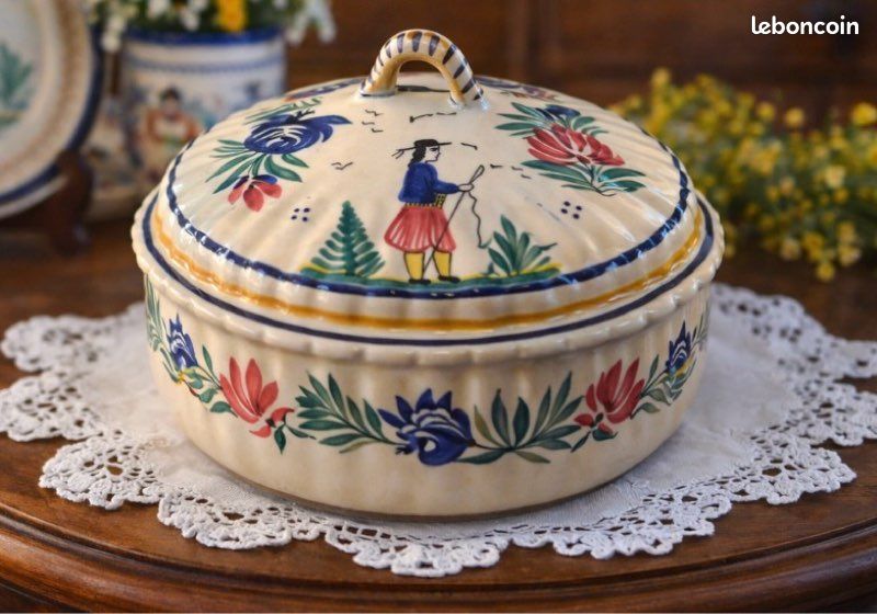 COUPLE DE PERSONNAGES BRETON EN FAIENCE -QUIMPER? Faïence