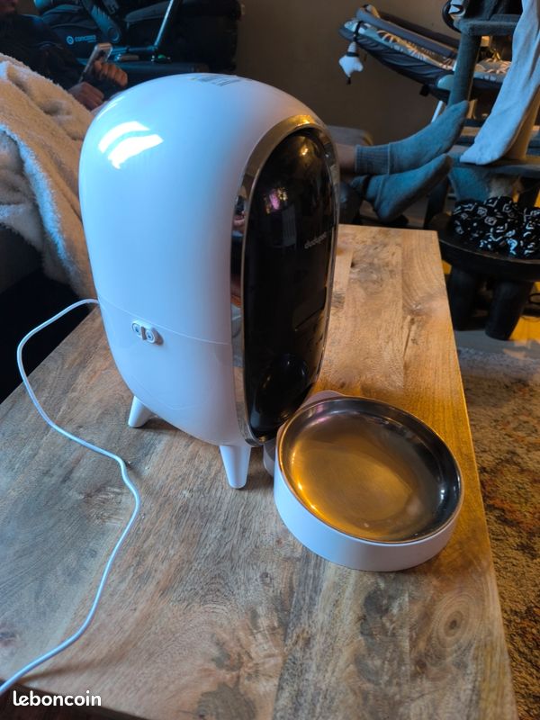 Distributeur automatique de croquettes chat (image 1)