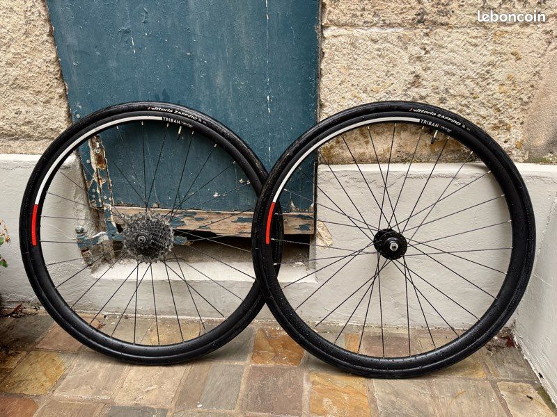 Paire de roues route décathlon avec pneus Équipements vélos
