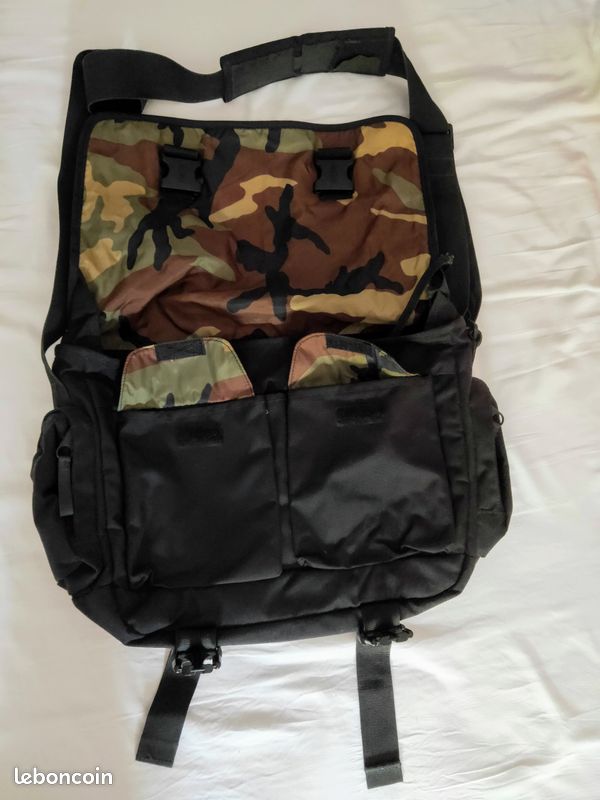 Sac bandoulière EASTPAK noir - intérieur imprimé camouflage (image 1)