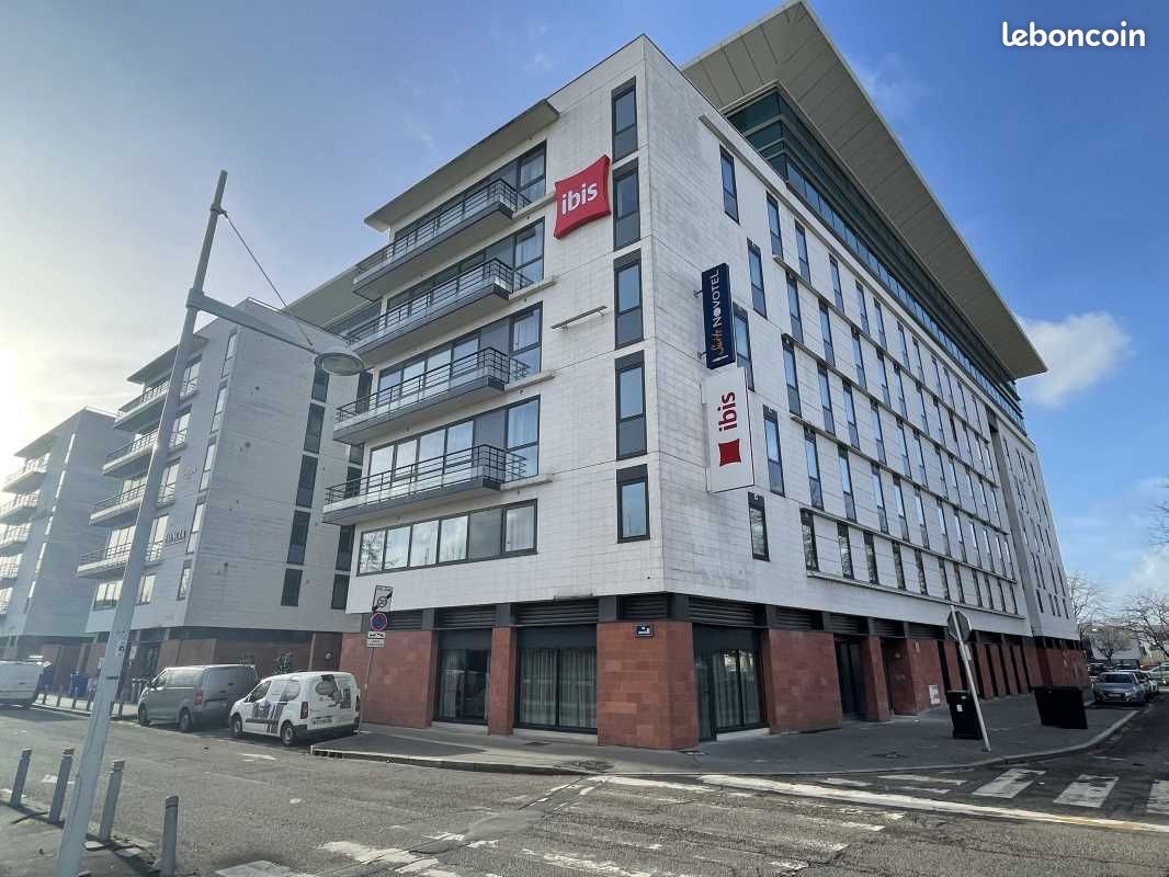 Bureaux 1 368 m² (image 1)