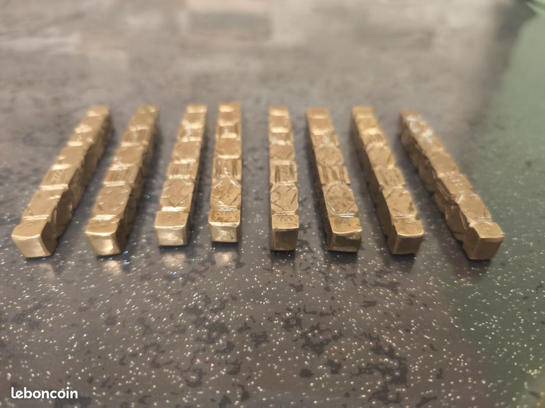Lot de 8 repose couverts en laiton gravé (image 2)