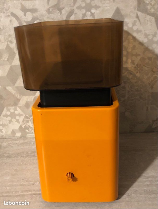 Balance de cuisine vintage orange - Pièce de décoration des années 1970 - France Balance de cuisine vintage orange - Pièce de décoration des années 1970 - France