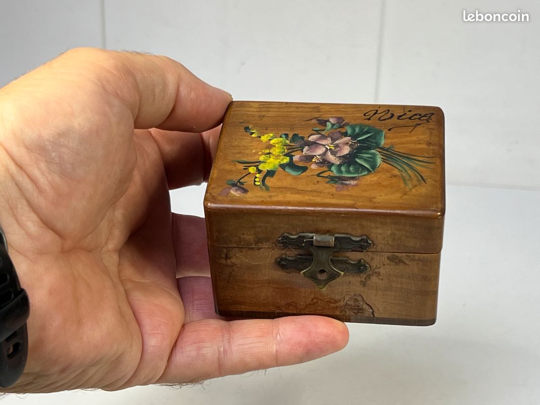 BOITE À BIJOUX EN BOIS D'OLIVIER SOUVENIR DE NICE CAPITONNÉE XIXème (image 11)