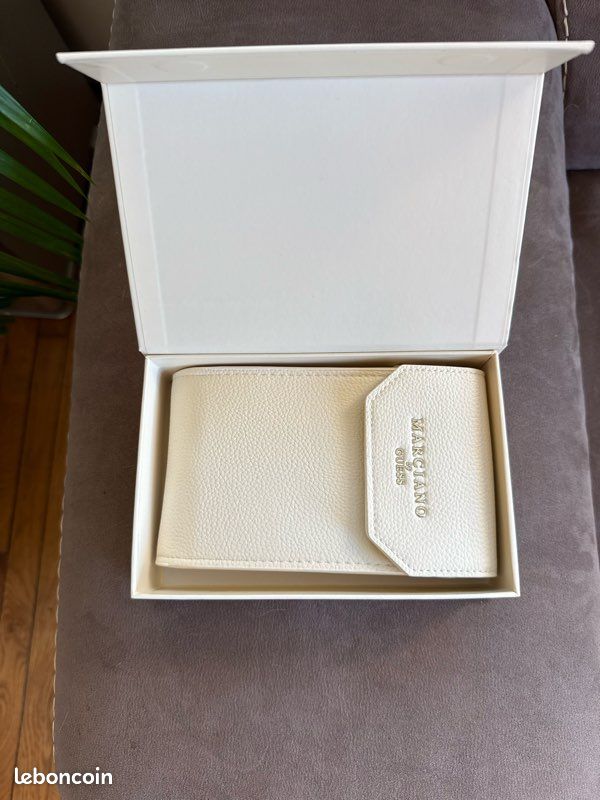 Pochette marciano by Guess (image 2)