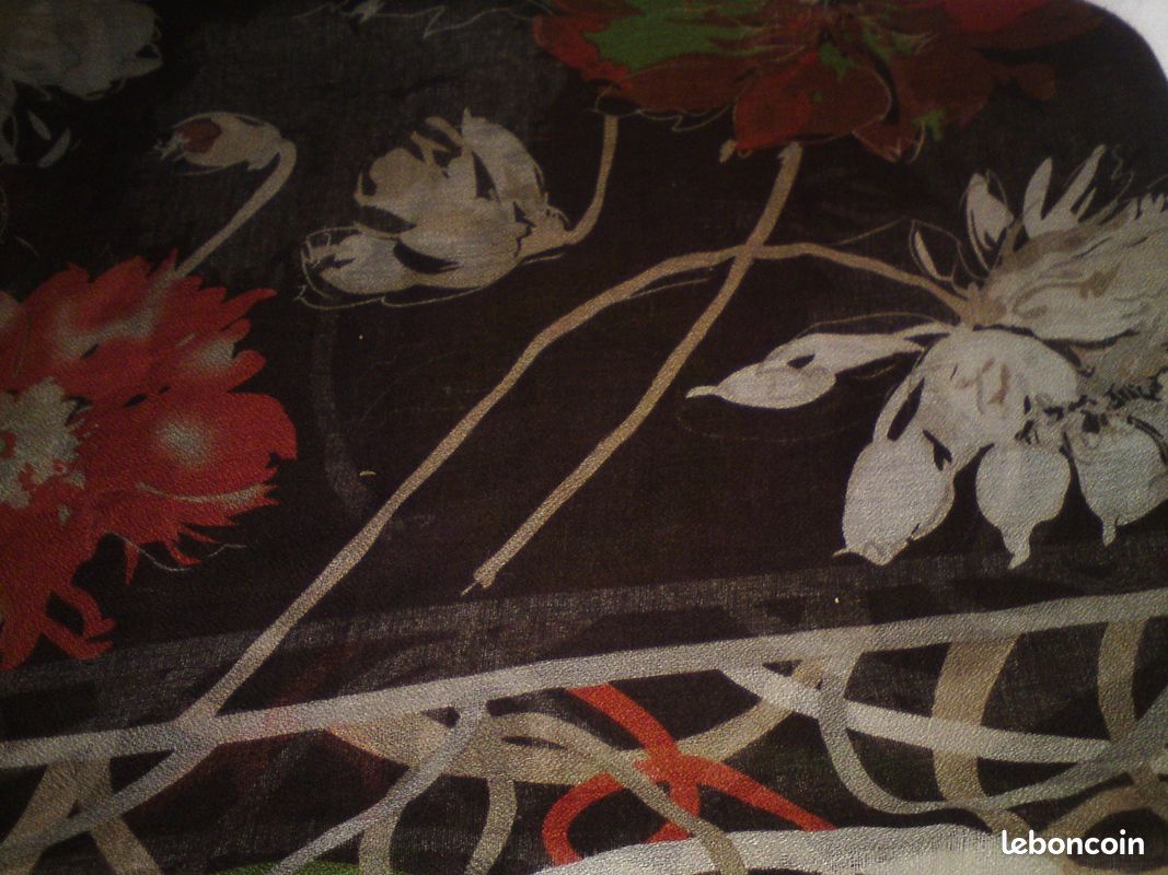 Etole ou Paréo Grand foulard Motifs multicolores de fleurs (beige, orange, vert, sur fond brun) (image 4)