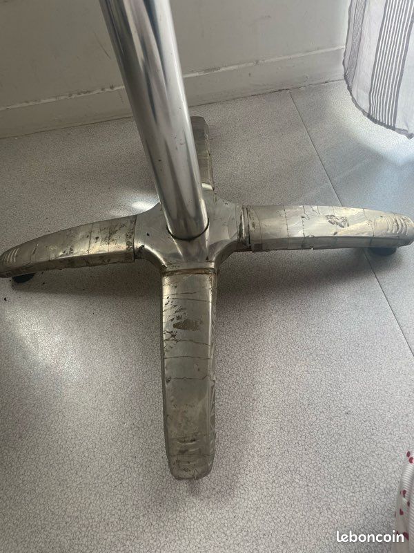 Table effet bois pliable (image 10)